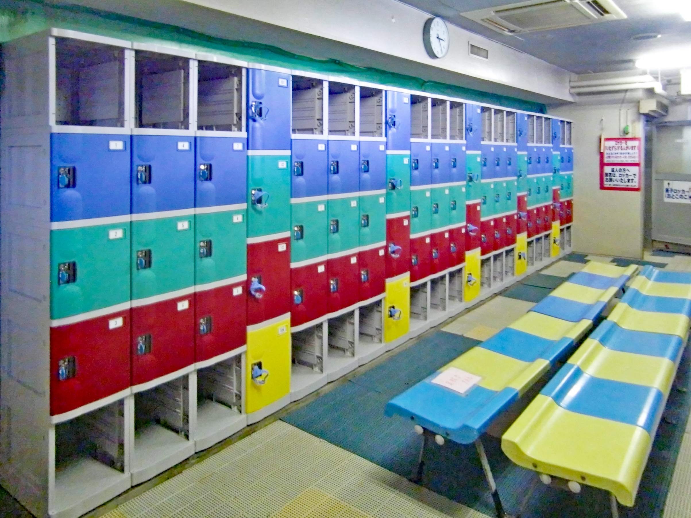 横浜市のスイミングクラブ男子更衣室に納品したフジプラロッカー