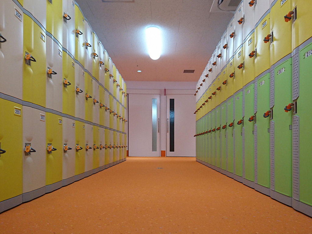 福島県の屋内プール女子更衣室に納入したフジプラロッカー