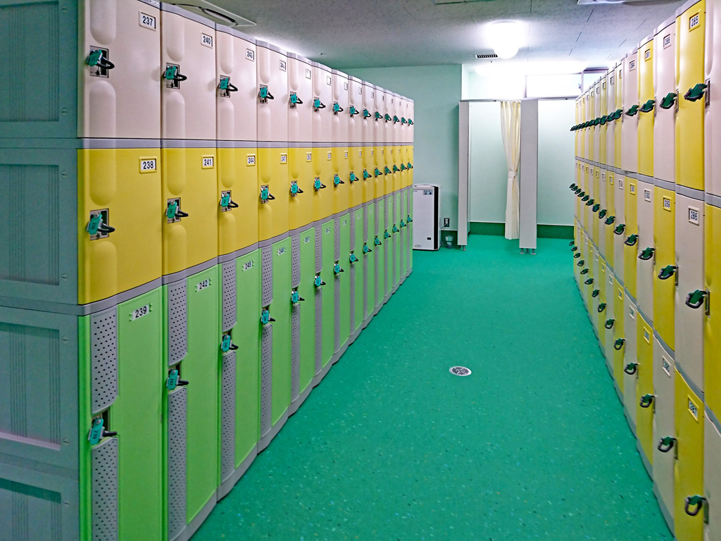 福島県の屋内プール男子更衣室に納入したフジプラロッカー