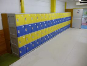 福岡県のスイミングスクール男子更衣室に納入したフジプラロッカー