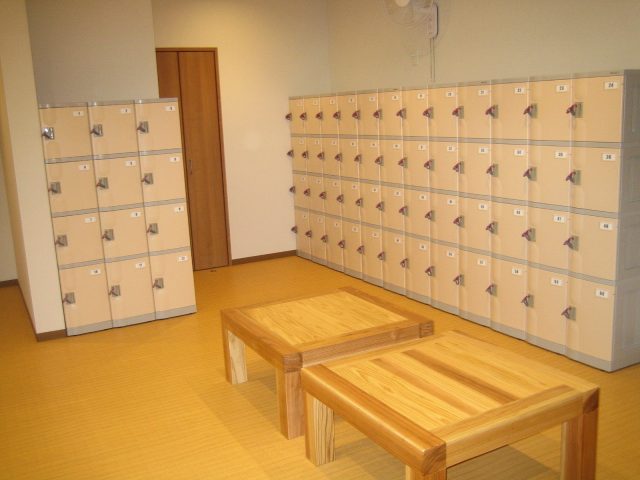 宮崎県の温泉宿泊施設に納入したフジプラロッカー