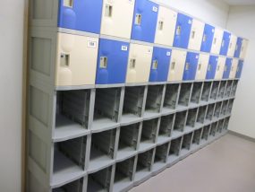 大阪府のスイミングスクールの男子更衣室に納入したフジプラロッカー