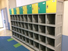 愛知県のスイミングクラブ男子更衣室に納品したフジプラロッカー