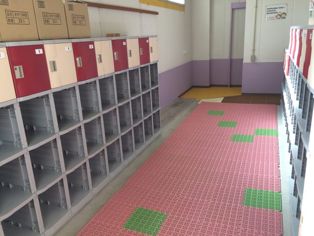 愛知県のスイミングクラブ女子更衣室に納品したフジプラロッカー