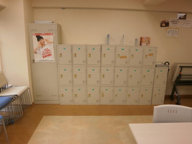 神奈川県の専門学校の入替前のスチールロッカー