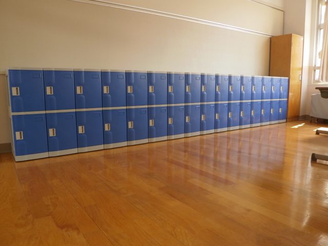東京都の公立中学校に納入したフジプラロッカー