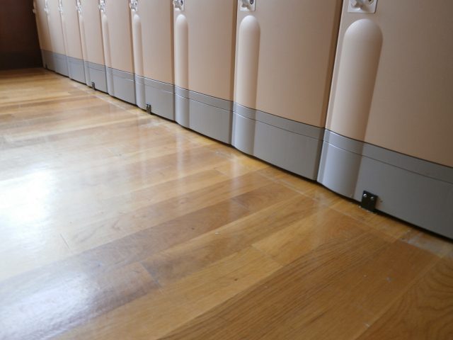 静岡県の学校に納入したフジプラロッカーの転倒防止の状態