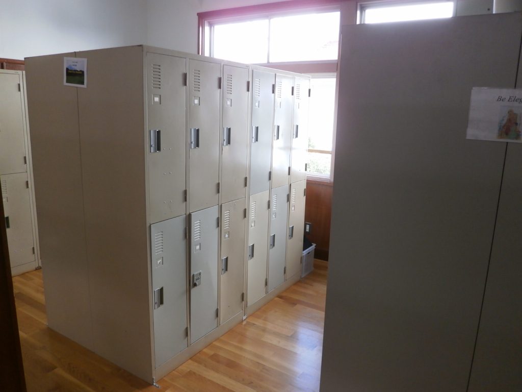 静岡県の学校の入替前のスチールロッカー