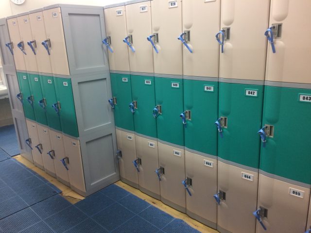 愛知県の公共総合スポーツ施設の男子更衣室に納品したフジプラロッカー1