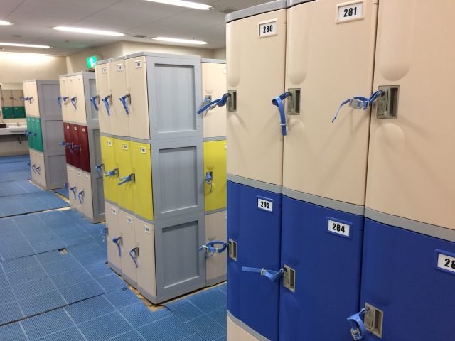 愛知県の公共総合スポーツ施設の男子更衣室に納品したフジプラロッカー2