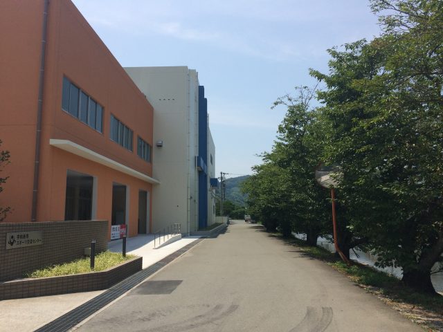 愛媛県のスポーツ交流センターの外観