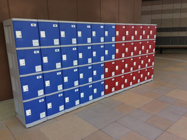 福岡県のショッピングセンターにあるネット遊具施設に納入したフジプラロッカー