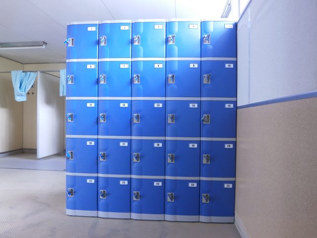山梨県の公共スポーツ施設の男子更衣室に納入したフジプラロッカー