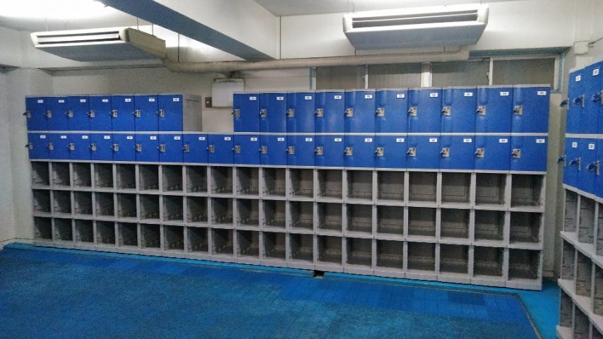 神奈川県のスイミングスクールの男子更衣室に入替えて納入したフジプラロッカー