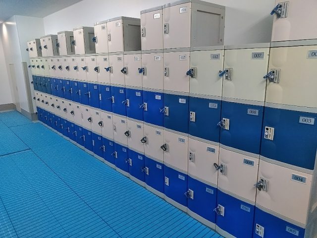 埼玉県のスイミングスクール男子更衣室に納品したフジプラロッカー