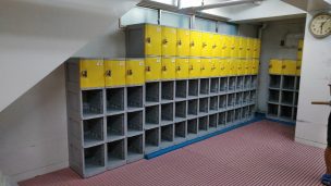 神奈川県のスイミングスクールの女子更衣室に入替えて納入したフジプラロッカー