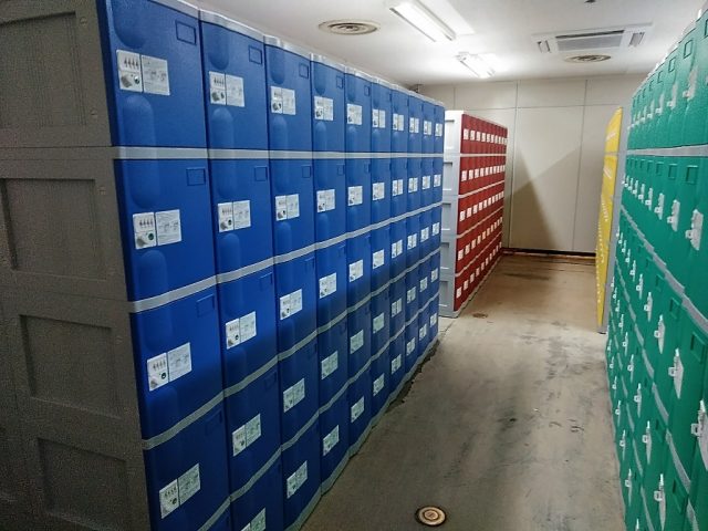 運輸会社の基地局に納入したフジプラロッカー3