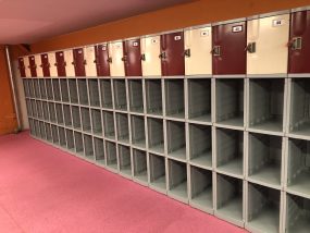 愛知県の子ども専用スポーツスクール女子更衣室に納入したフジプラロッカー