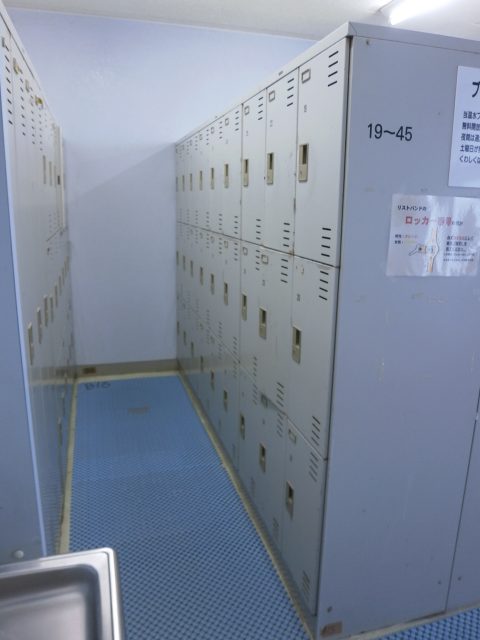 山梨県の町立温水プールの入替前のスチールロッカー