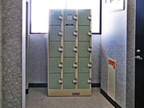 越谷市のDJバーに納入されたコインロッカー