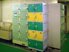 東京都の総合スポーツセンターの屋内プールの更衣室に納入したフジプラロッカー