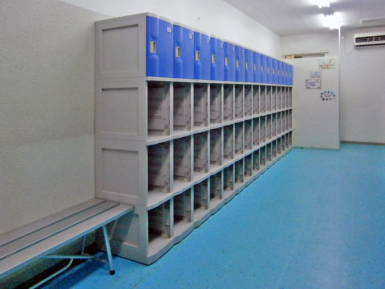 埼玉県のスイミングスクール男子更衣室に納品したフジプラロッカー