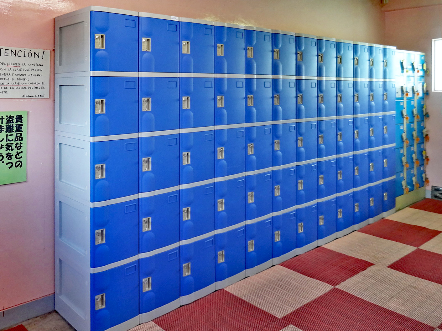 神奈川県の町営プール女子更衣室に納品したフジプラロッカー