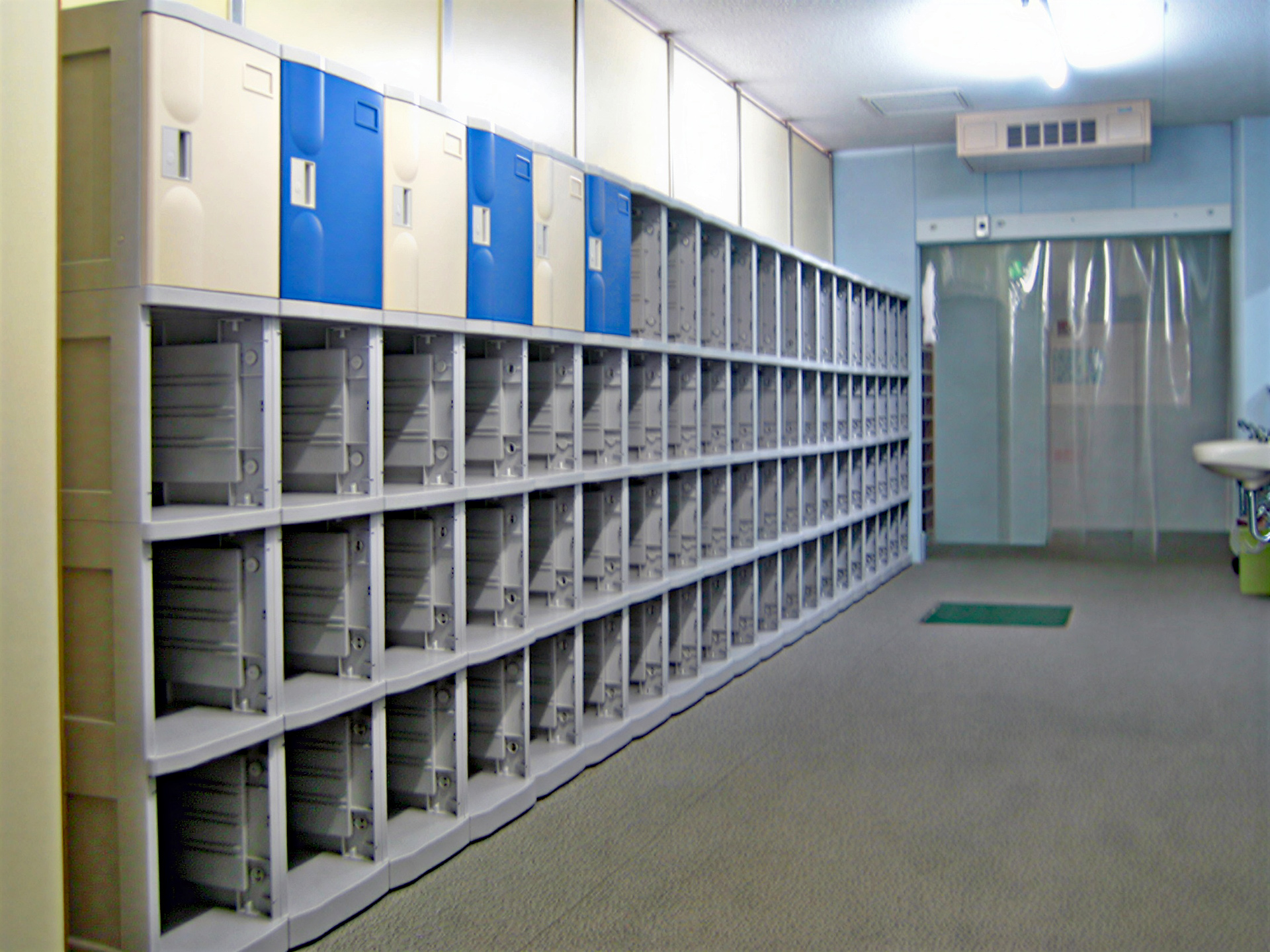 愛知県のスイミングスクール男子更衣室に納品したフジプラロッカー