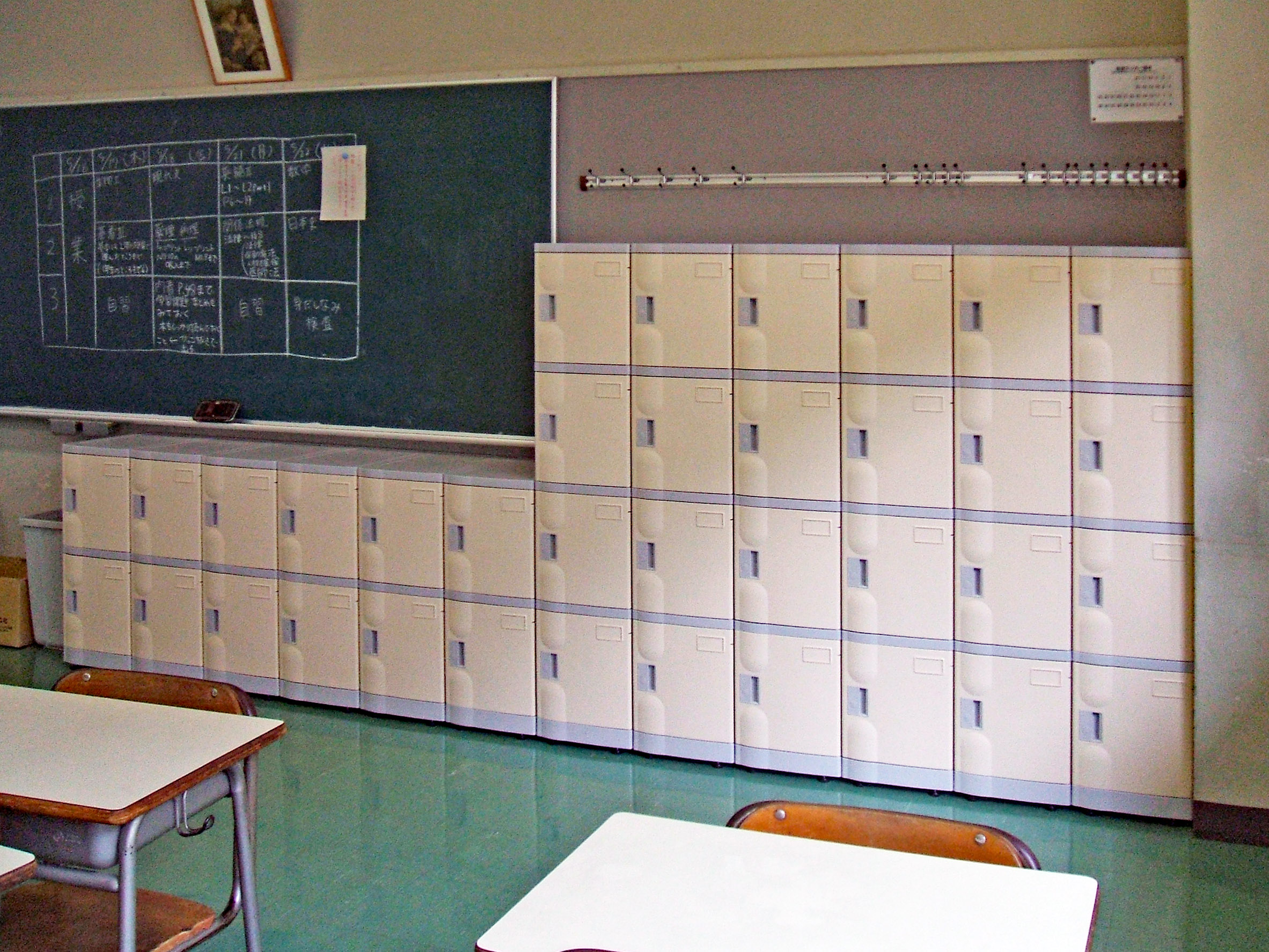 愛媛県の高等学校に納入したフジプラロッカー