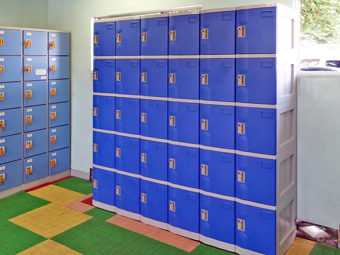 神奈川県の町営プール男子更衣室に納品したフジプラロッカー