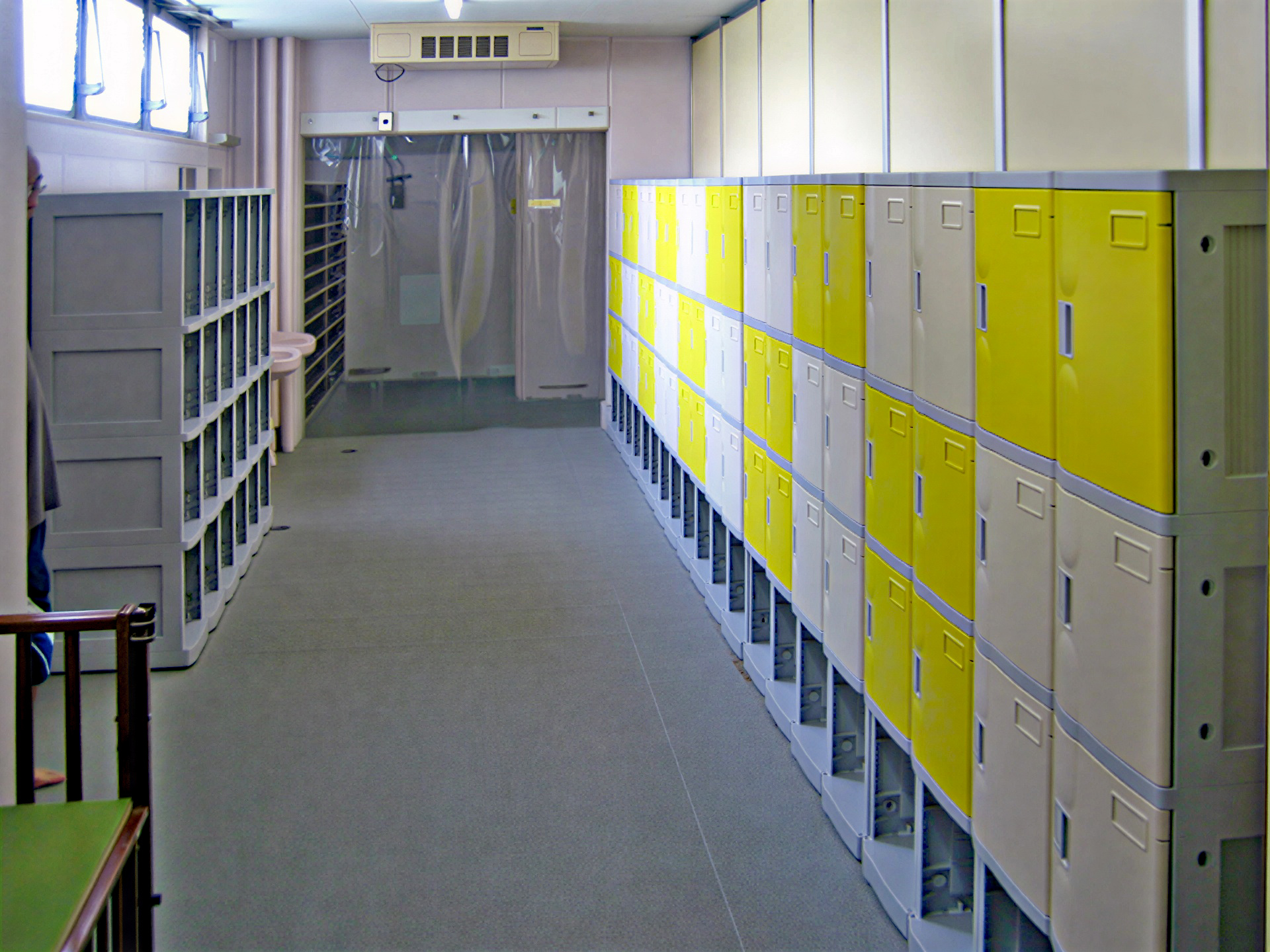愛知県のスイミングスクール女子更衣室に納品したフジプラロッカー
