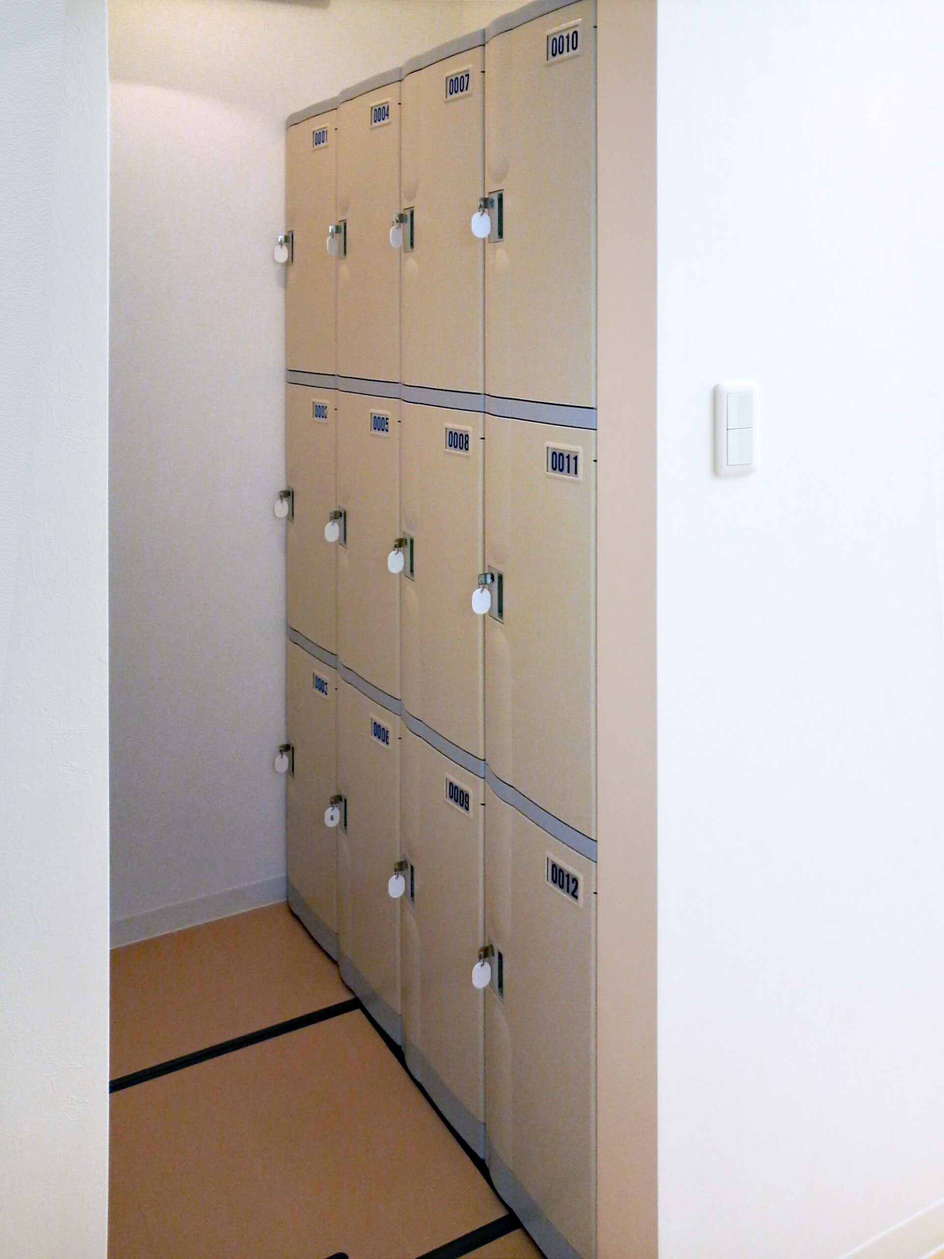 建築会社に納入した従業員用のフジプラロッカー