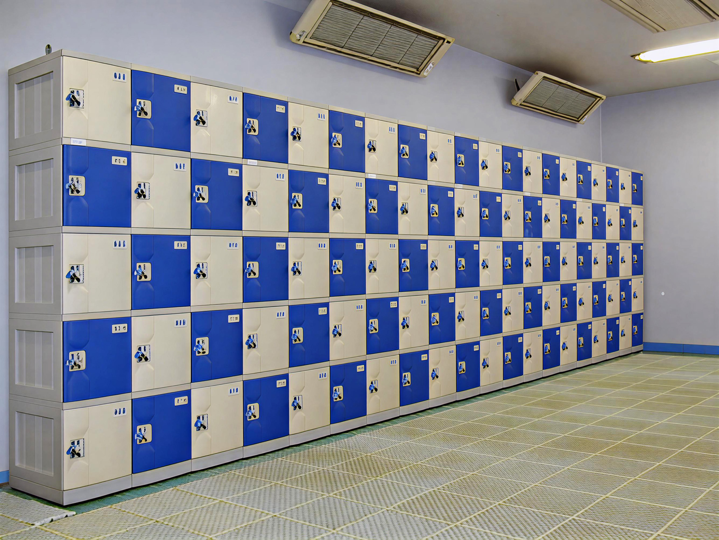 兵庫県の市民プールの男子更衣室に納品したフジプラロッカー