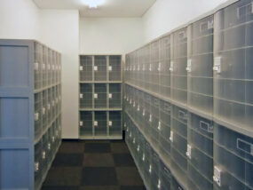 学校の図書館に納入したフジプラロッカー
