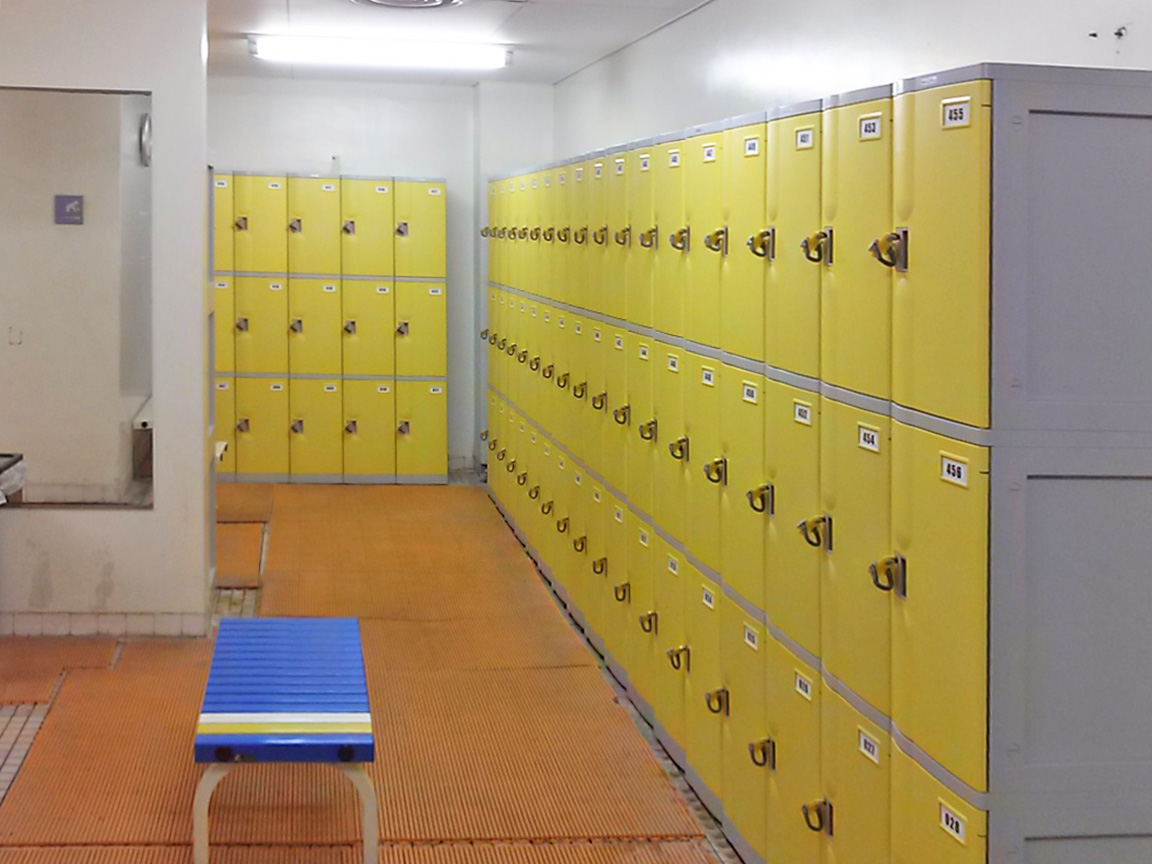 遊園地内プールの女子更衣室に納品したフジプラロッカー