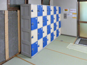 兵庫県の観光施設の男子更衣室に納品したフジプラロッカー