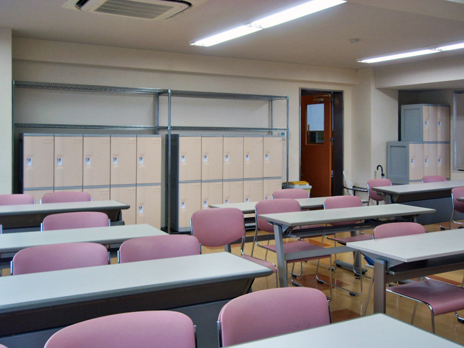 福岡県にある美容専門学校に納入したフジプラロッカー