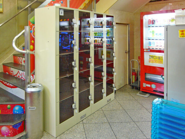 東京都にあるパチンコ店1Fに納入したコインロッカー